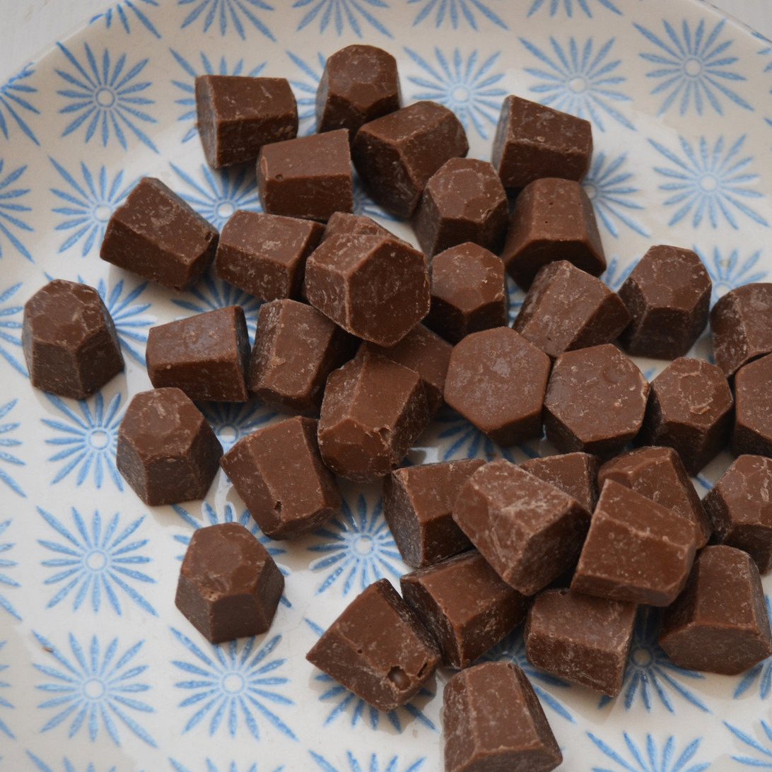 Шоколад молочный Ariba Latte Diamante 31% в форме бриллиантов 32/34 мм 10 кг.